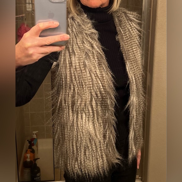 Faux fur front sweater vest - Picture 2 of 3